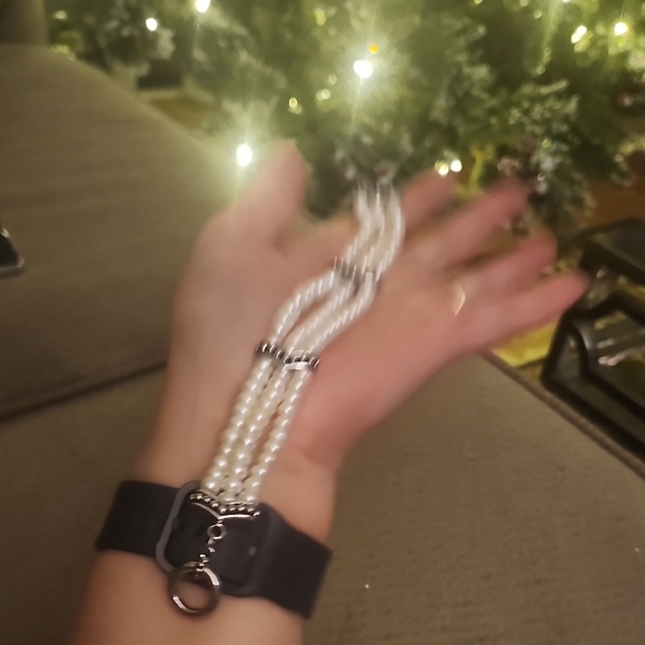 Elegant Pearl Bracelet with Silver Accents - Picture 6 of 7